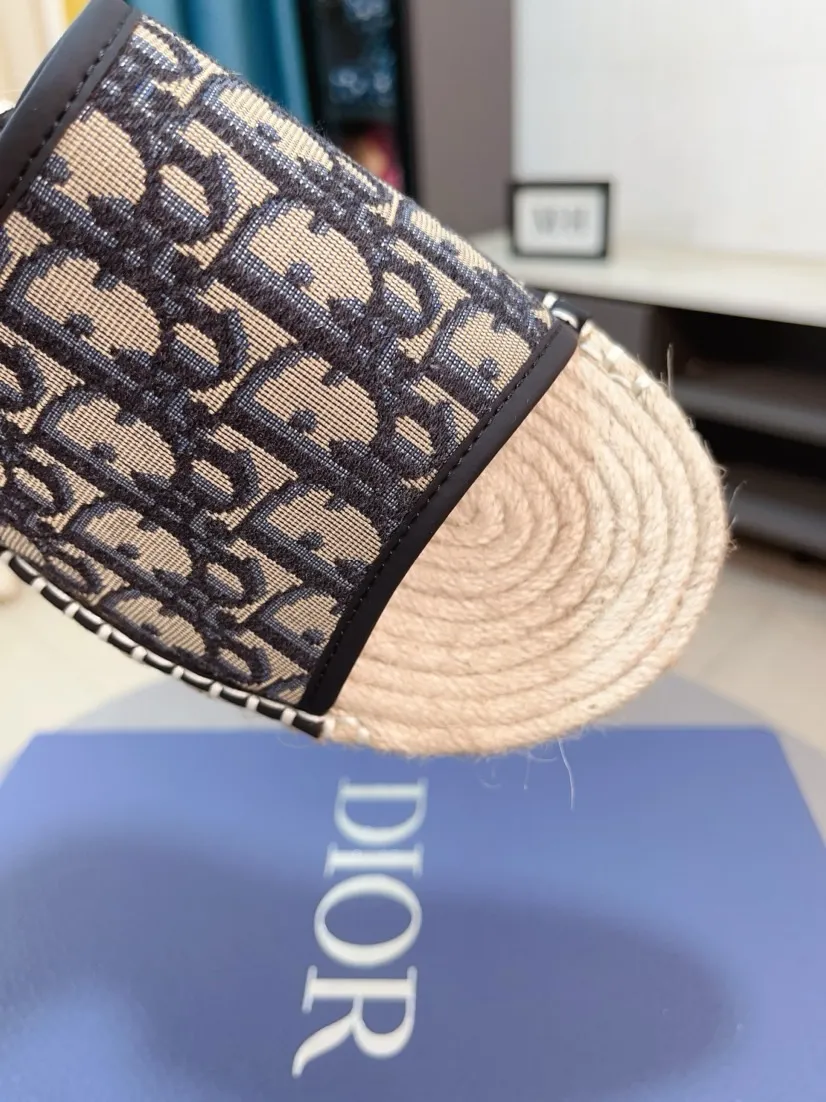 Men's men's shoes💰320🌸🌸High-end version. DIOR💁Men's slippers, high-end and upscale [strong][strong], compare quality at counters. The upper is hand-drawn, a combination of native hemp and raw rubber sole [strong][strong], breathable and non-slip outsole [rose][rose], breathable and comfortable lambskin lining, density 100% comfortable [gift][gift], original wear-resistant code number 38-44. Can be customized 45-46-47